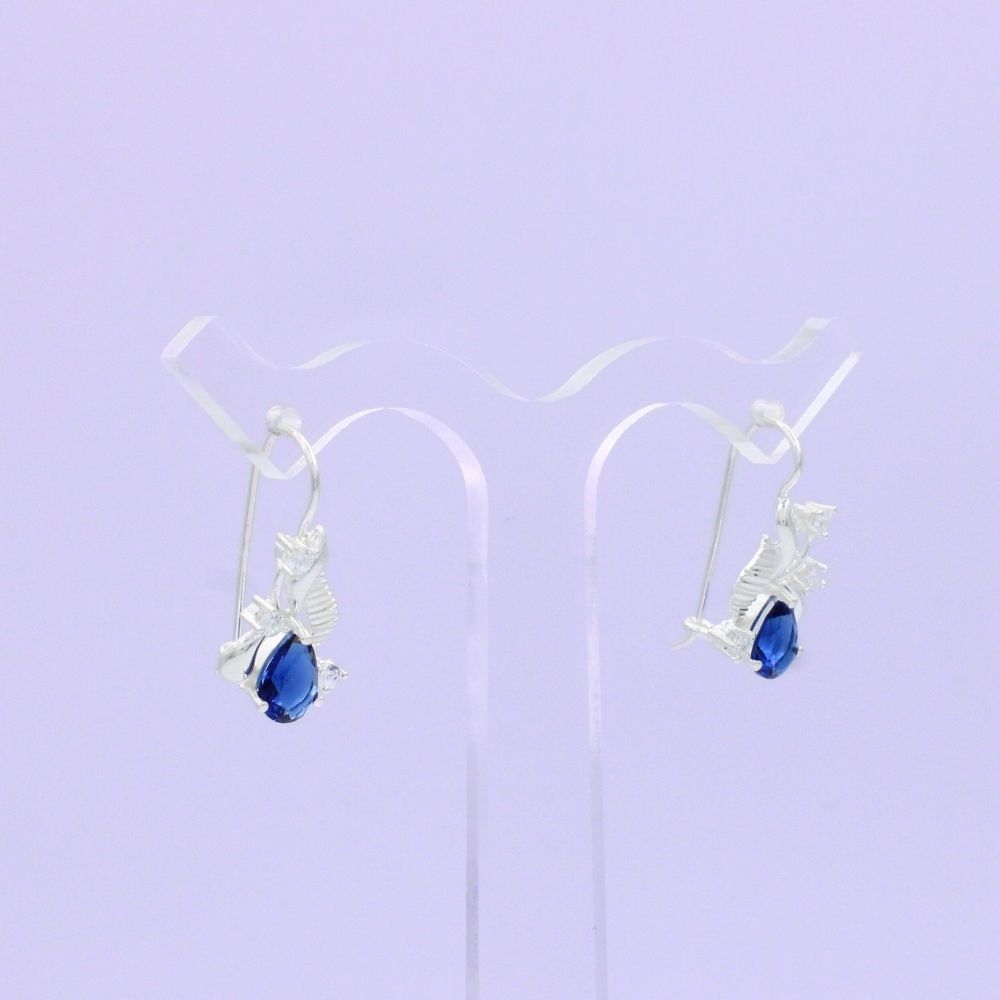 Arete Largo de Plata .925 con Diseño Elegante y Detalle de Hoja Incrustado de Zirconias mod. 1590