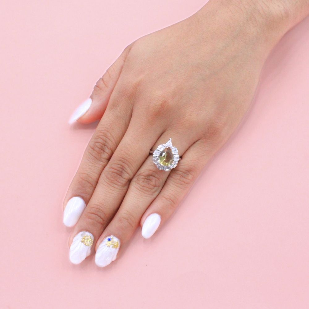 Anillo para Dama de Plata .925 Con Diseño de Gota Incrustado de Zultanita mod. 1171