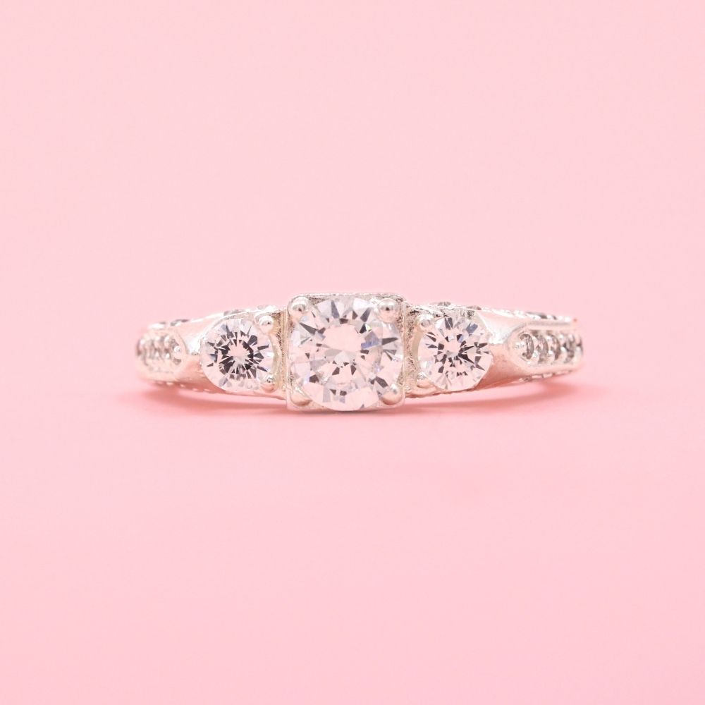 Anillo Solitario de Plata .925 con Diseño Brillante Incrustado de Zirconias mod. 1141