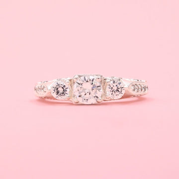 Anillo Solitario de Plata .925 con Diseño Brillante Incrustado de Zirconias mod. 1141