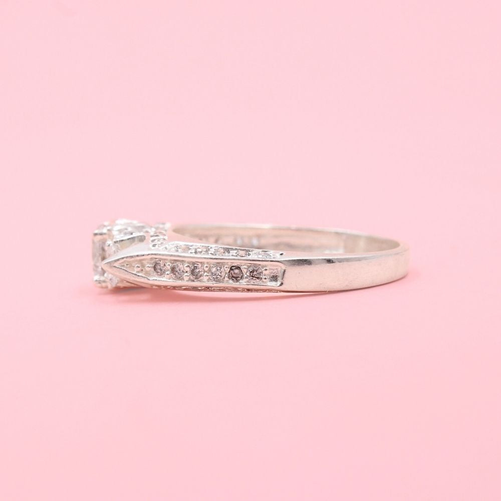 Anillo Solitario de Plata .925 con Diseño Brillante Incrustado de Zirconias mod. 1141