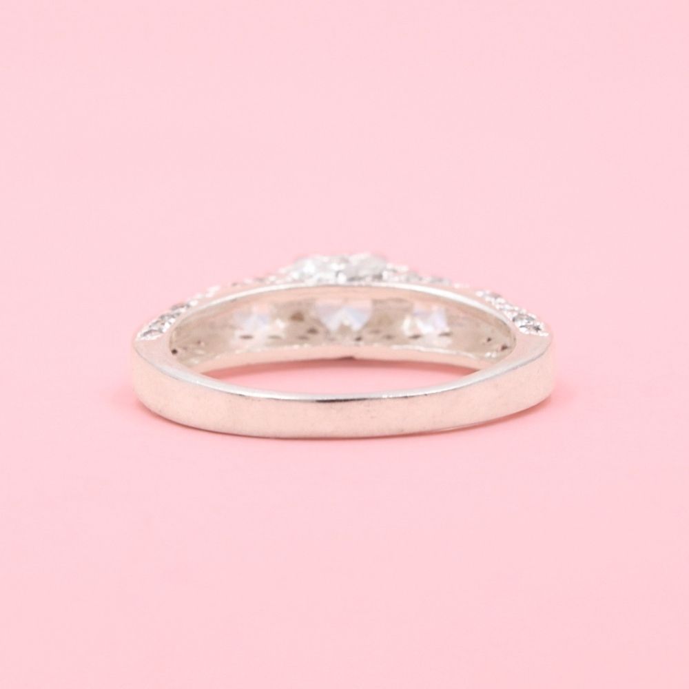 Anillo Solitario de Plata .925 con Diseño Brillante Incrustado de Zirconias mod. 1141