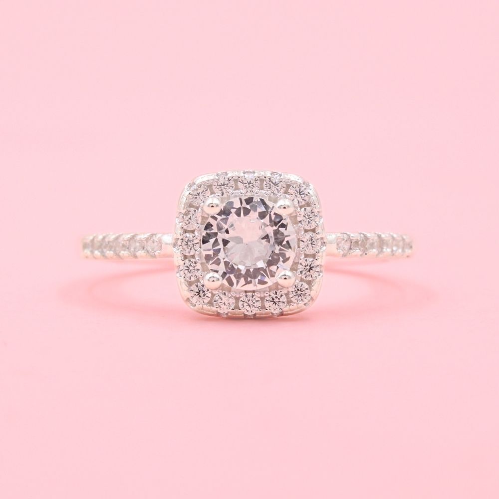 Anillo Solitario de Plata .925 Incrustado con Zirconia Brillante Cuadrada y Zirconias Finas mod. 1142