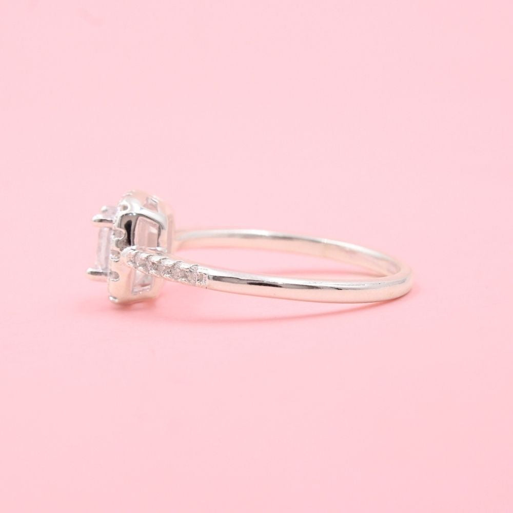 Anillo Solitario de Plata .925 Incrustado con Zirconia Brillante Cuadrada y Zirconias Finas mod. 1142