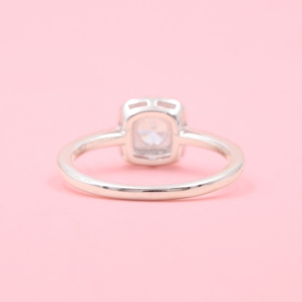 Anillo Solitario de Plata .925 Incrustado con Zirconia Brillante Cuadrada y Zirconias Finas mod. 1142