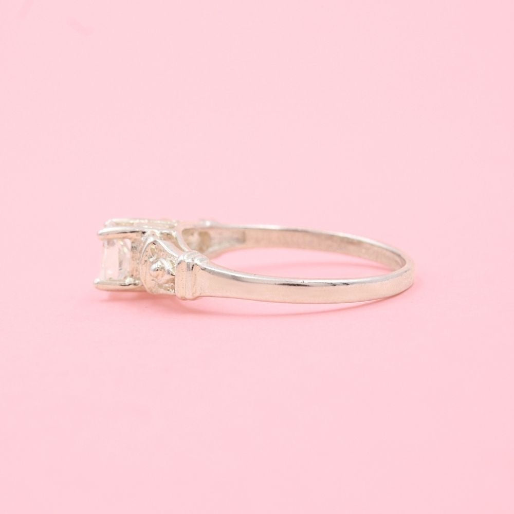 Anillo Solitario de Plata .925 Diseño Especial con Zirconia Oval mod. 1144