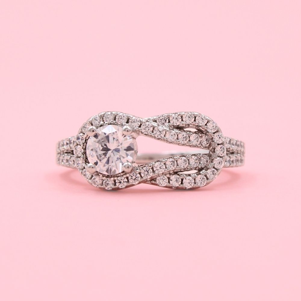 Anillo Solitario de Plata .925 Diseño de Lazo Detallado con Zirconias FInas mod. 1145