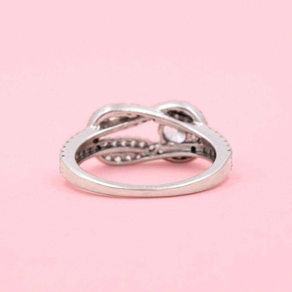 Anillo Solitario de Plata .925 Diseño de Lazo Detallado con Zirconias FInas mod. 1145