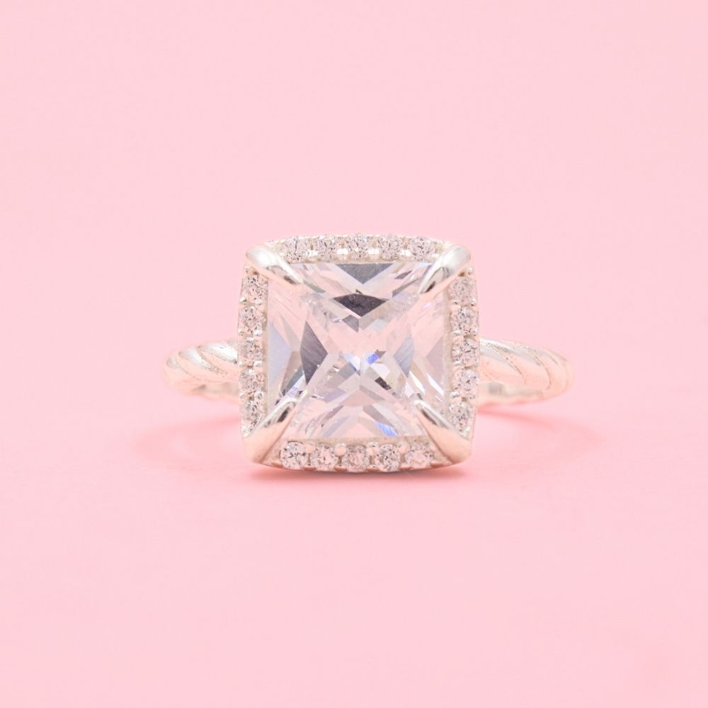 Anillo Solitario de Plata .925 Diseño Cuadrado con Uñas en Pico y Zirconias Brillantes mod. 1147