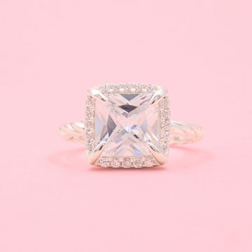 Anillo Solitario de Plata .925 Diseño Cuadrado con Uñas en Pico y Zirconias Brillantes mod. 1147