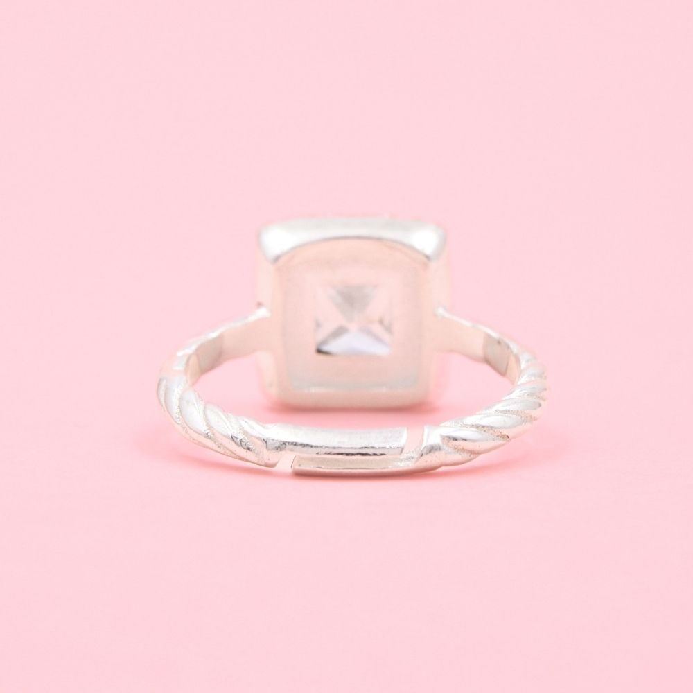 Anillo Solitario de Plata .925 Diseño Cuadrado con Uñas en Pico y Zirconias Brillantes mod. 1147