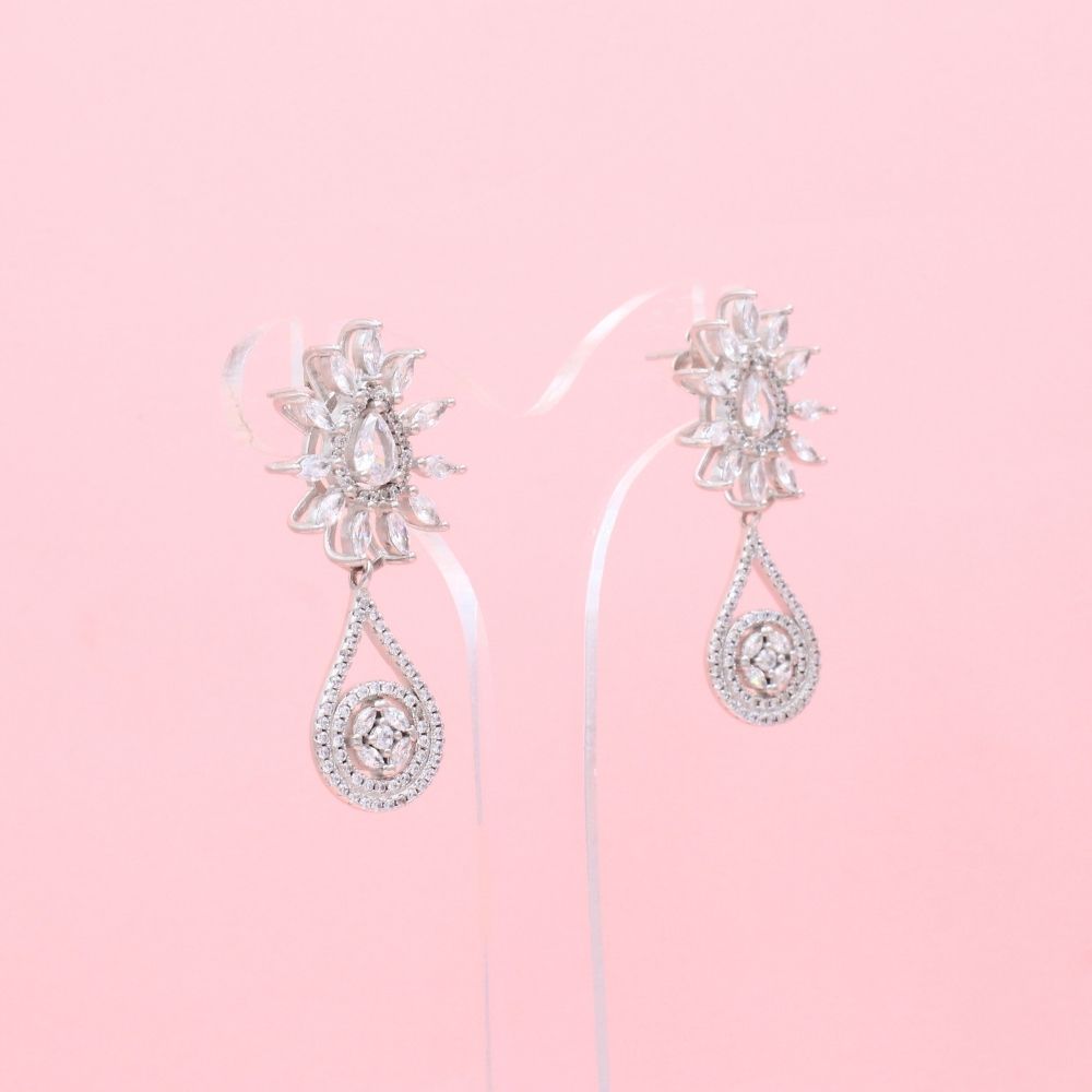 Arete Largo de Plata .925 Diseño de Flor Elegante Incrustada con Zirconias mod. 1217