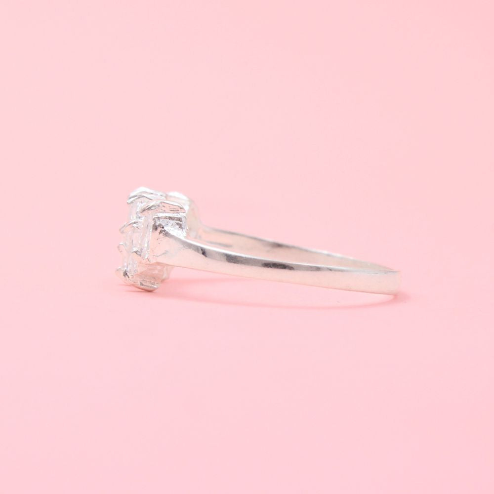 Anillo Solitario de Plata .925 Diseño en Forma de Gota mod. 1004