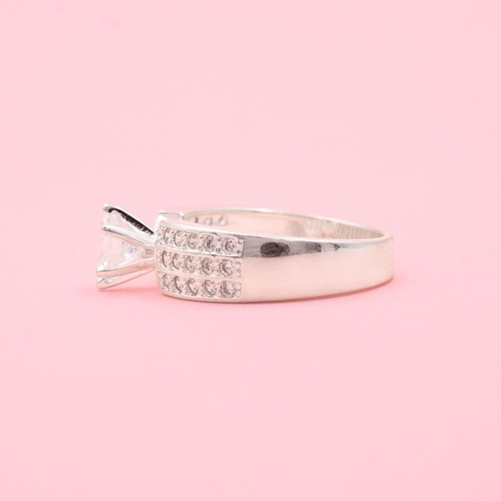 Anillo Solitario de Plata .925 Diseño Grueso Incrustado con Zirconias mod. 1150