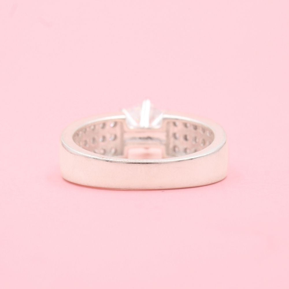 Anillo Solitario de Plata .925 Diseño Grueso Incrustado con Zirconias mod. 1150