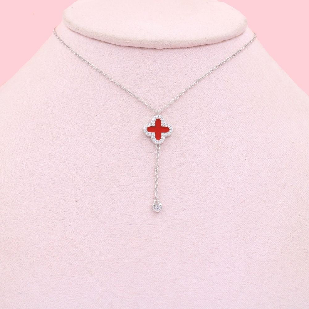 Gargantilla de Plata .925 con Trébol de Resina Roja con Colgante de Corazón Detallado con Zirconias mod. 1024