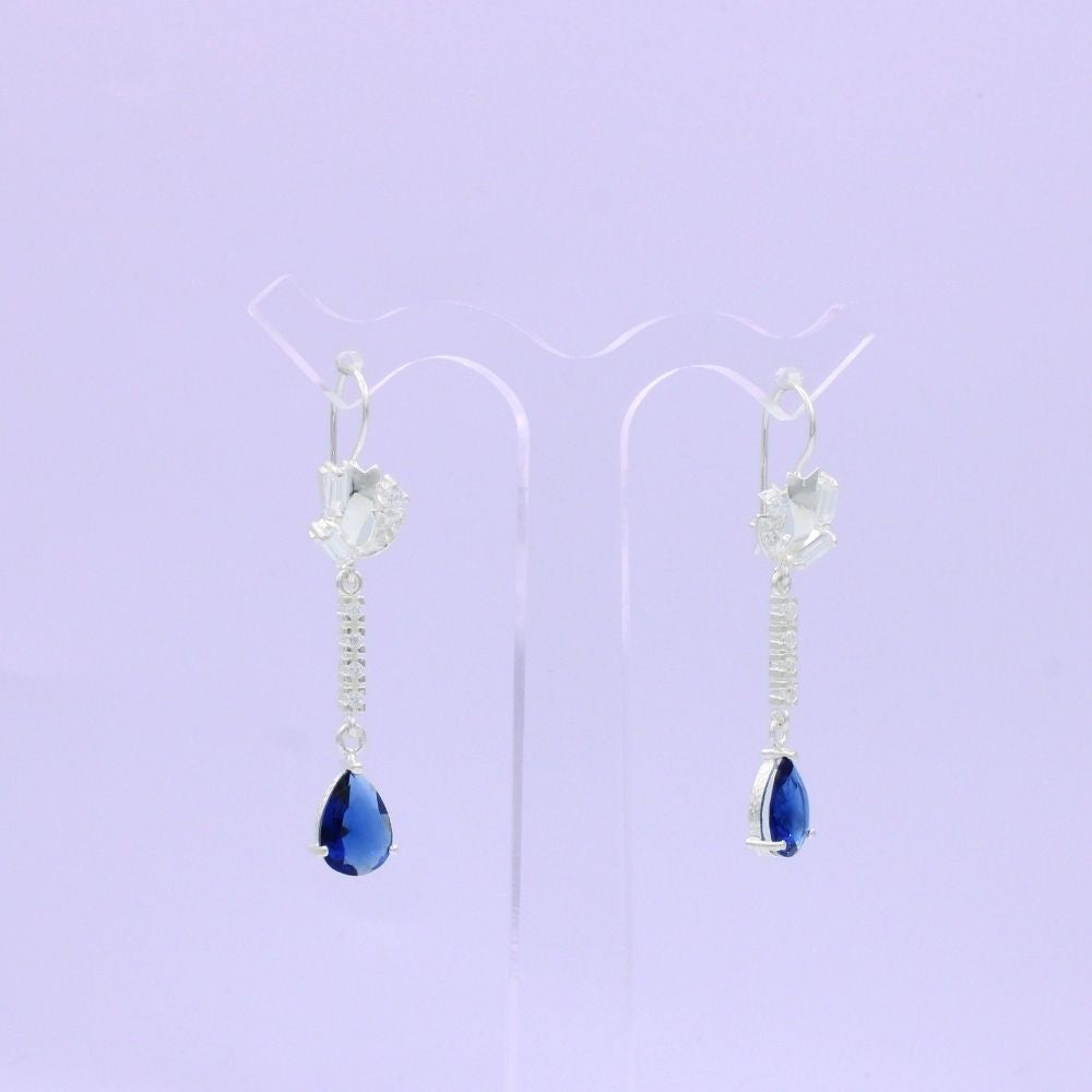 Arete Largo de Plata .925 con Diseño Elegante Incrustado de Zirconias en Forma de Gota mod. 1591