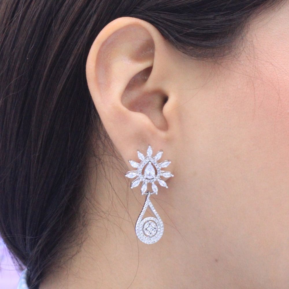 Arete Largo de Plata .925 Diseño de Flor Elegante Incrustada con Zirconias mod. 1217