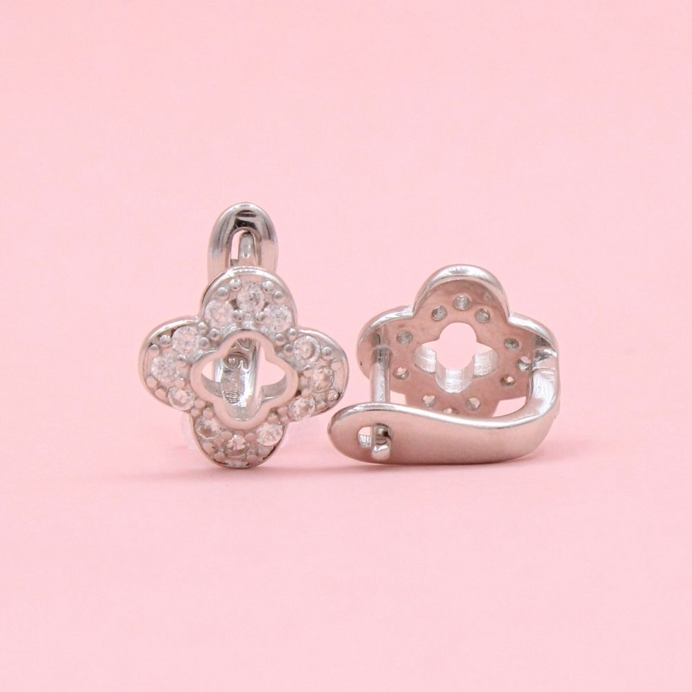 Arete de Plata .925 Elegante en Forma de Trébol con Zirconias Alrededor  mod. 1441