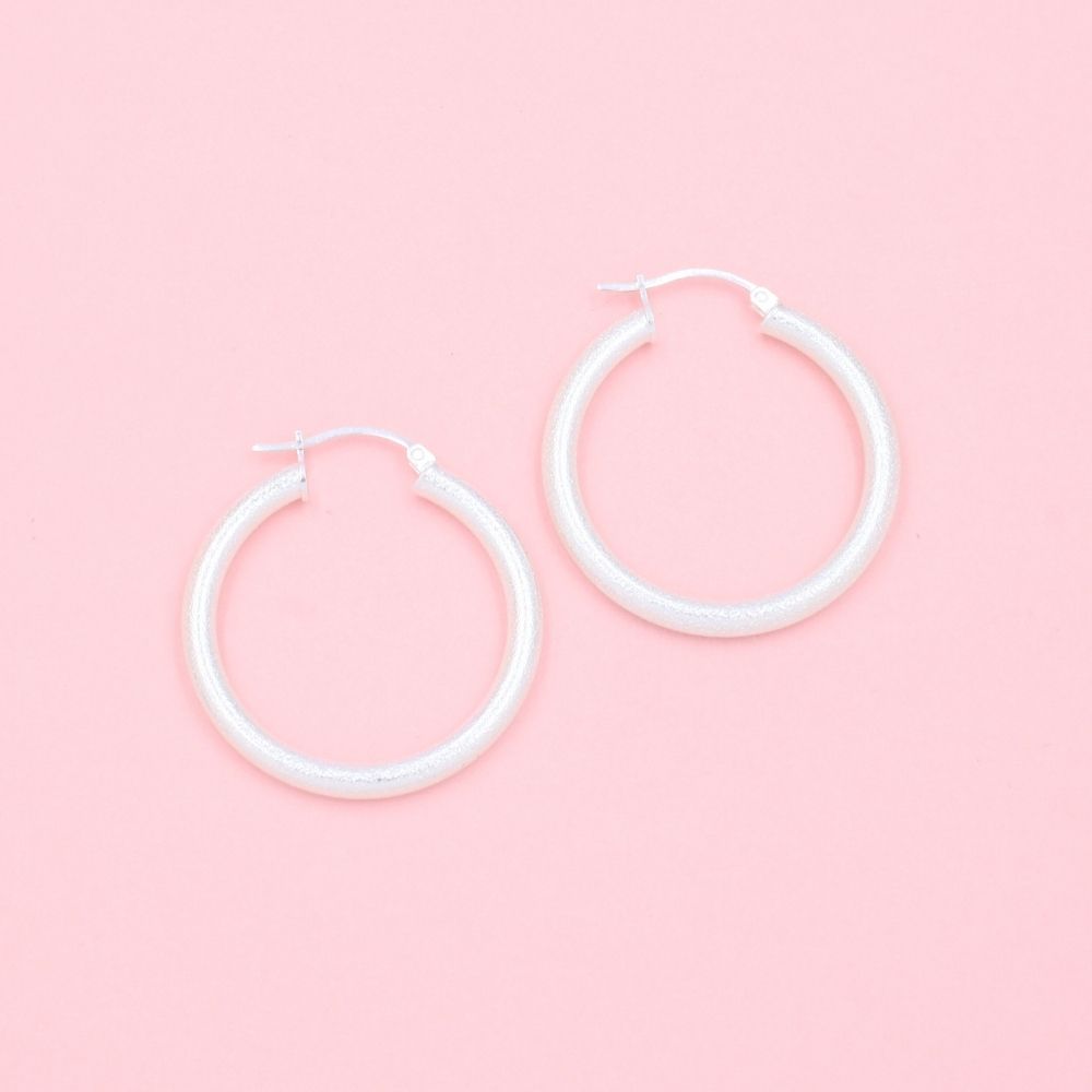 Arracada de Plata .925 Tubular Hueca con Diseño Azucarado mod. 1056