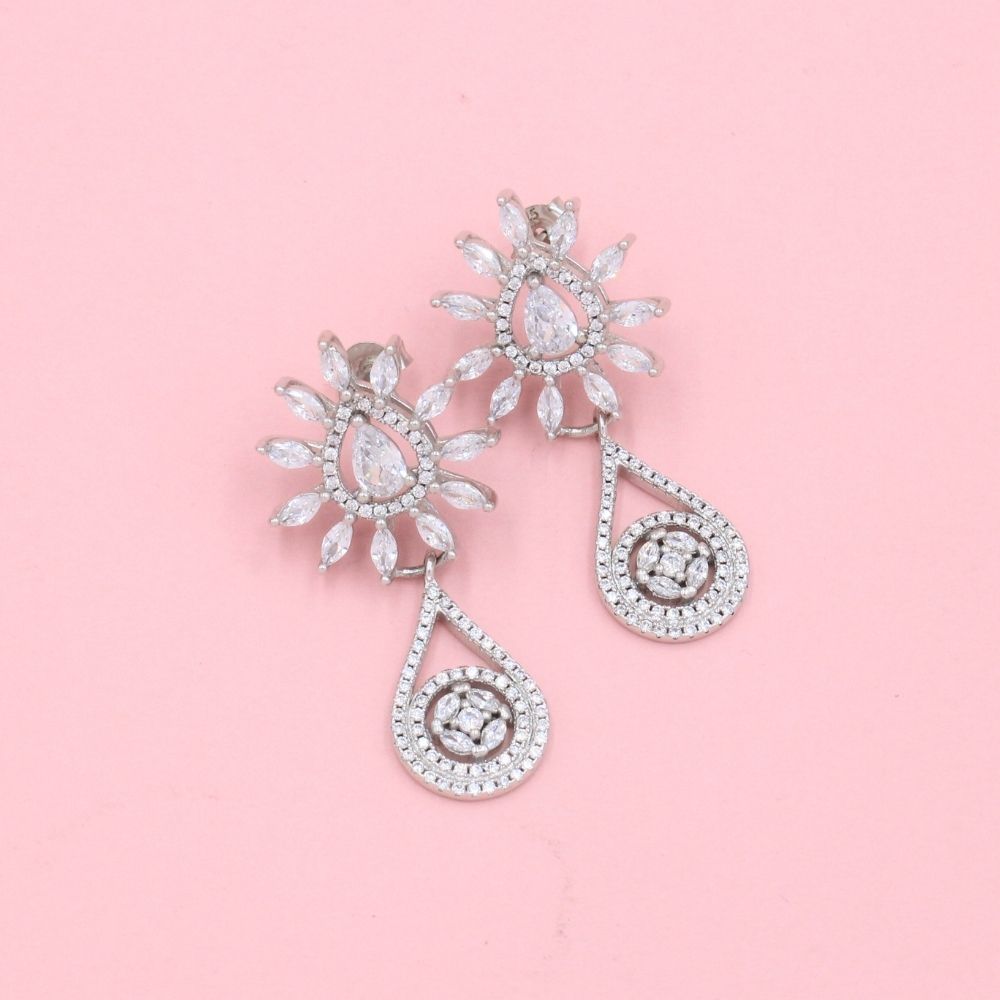 Arete Largo de Plata .925 Diseño de Flor Elegante Incrustada con Zirconias mod. 1217