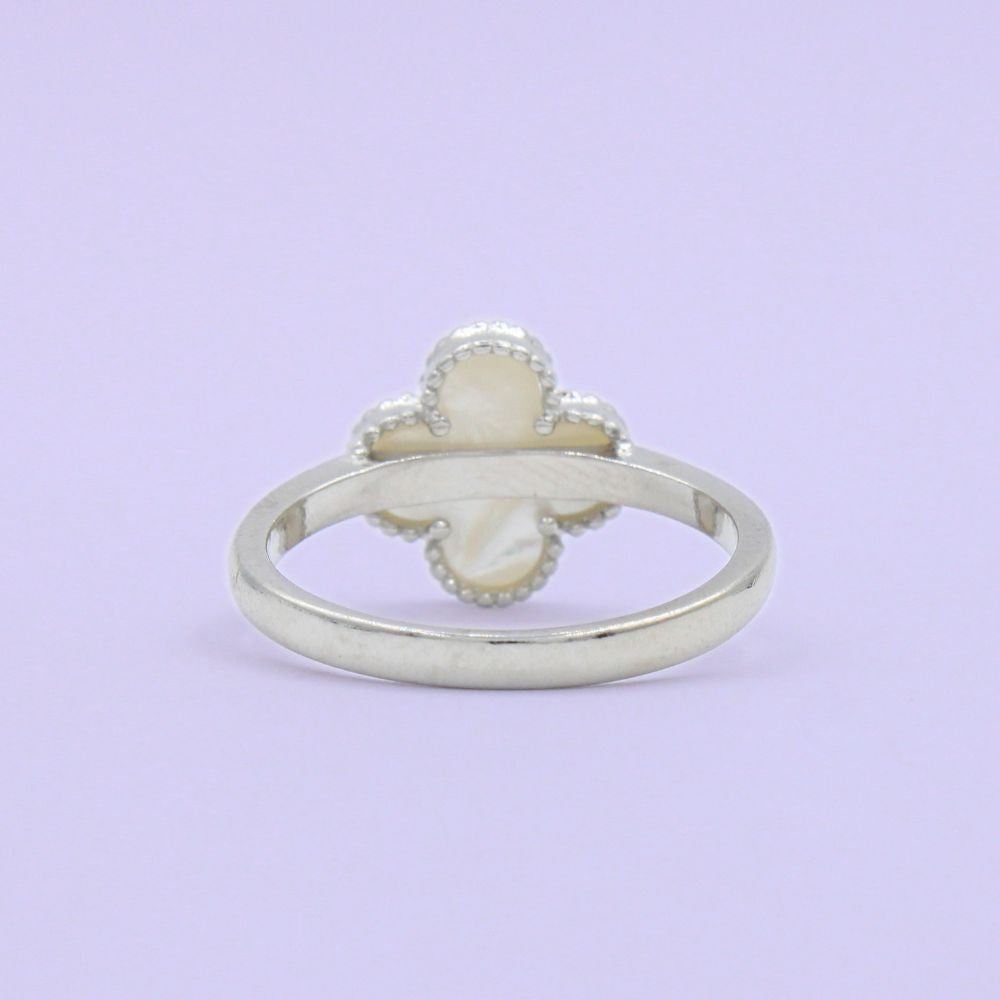 Anillo de Plata .925 con Diseño de Trébol Incrustado de Madre Perla mod. 1601