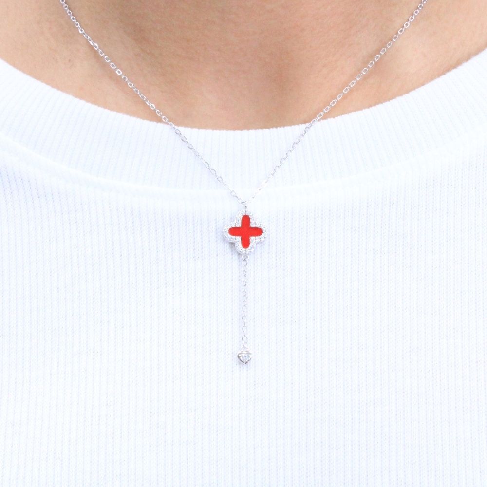 Gargantilla de Plata .925 con Trébol de Resina Roja con Colgante de Corazón Detallado con Zirconias mod. 1024