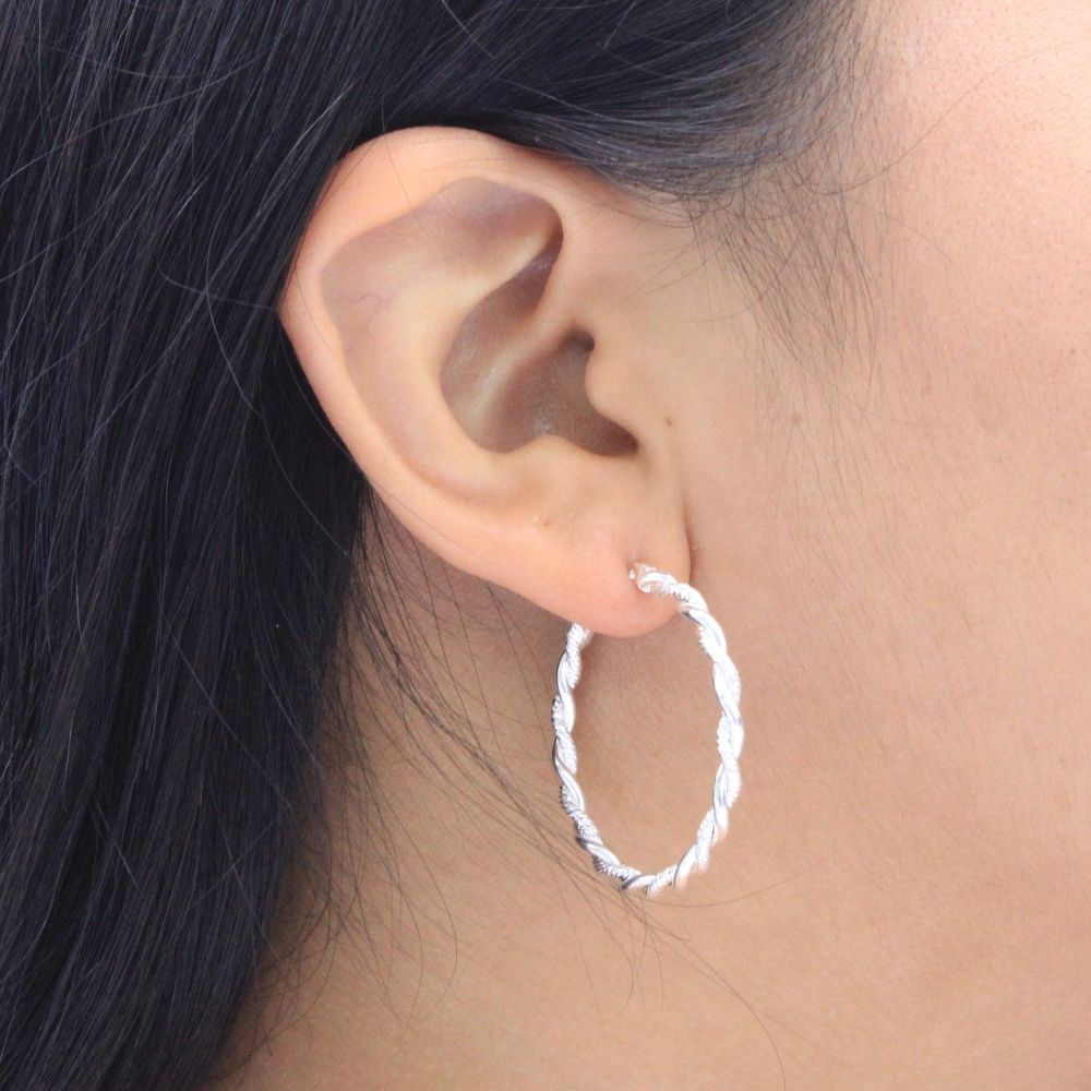 Arracada de Plata .925 Tubular de Diseño Trenzado Hueco y Brillante mod. 1057