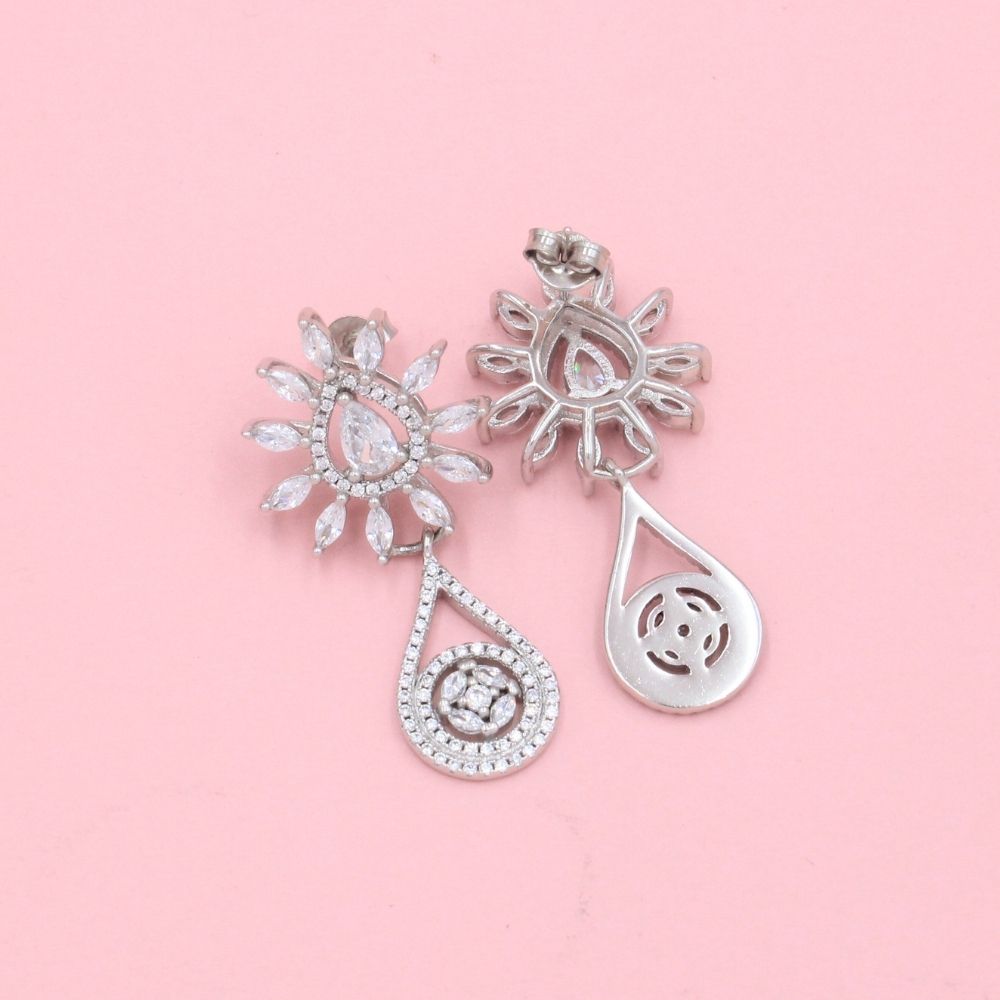 Arete Largo de Plata .925 Diseño de Flor Elegante Incrustada con Zirconias mod. 1217