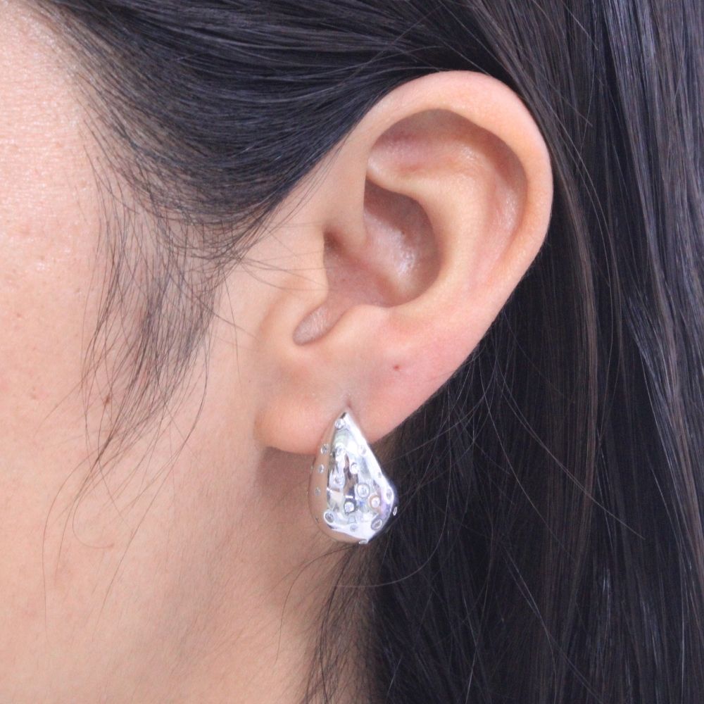 Arete de Plata .925 Diseño Drop Inflado Hueco con Incrustación Especial de Zirconias Finas mod. 1081