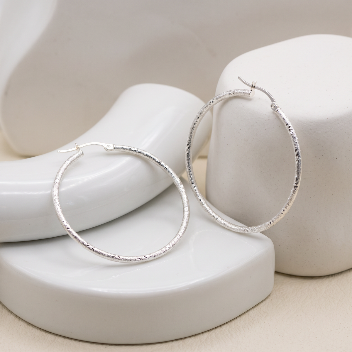 Arracada de Plata .925 Diseño Tubular Circular con Diamantado 1x1 en Tonos Mate mod. 3305