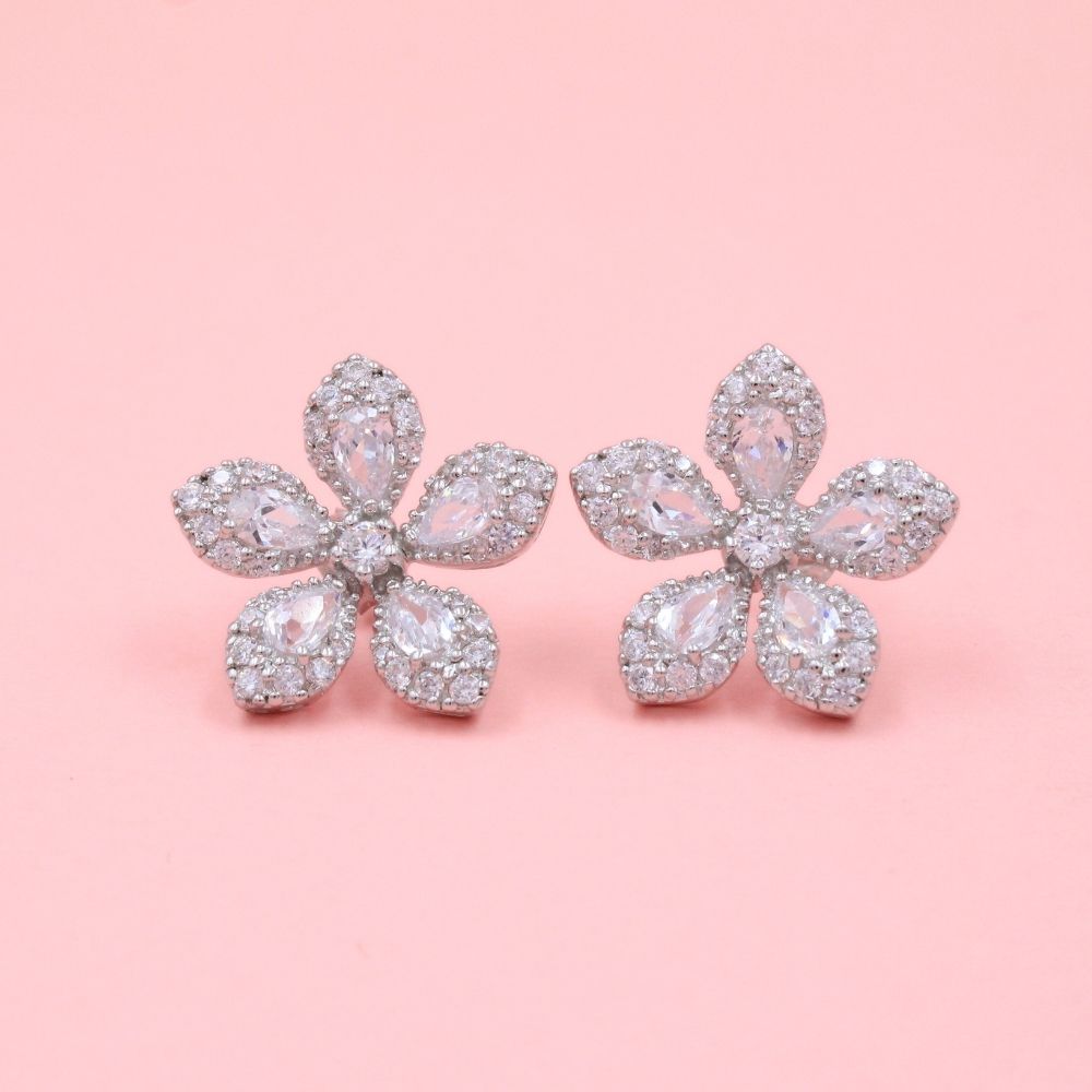 Arete con Flor Elegante de Zirconias Finas mod. 0823