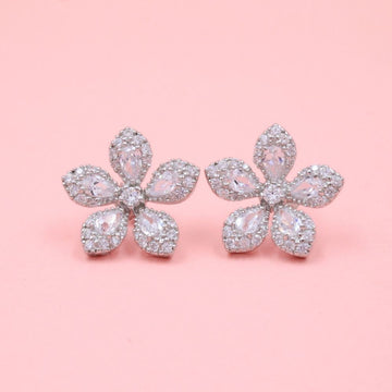 Arete con Flor Elegante de Zirconias Finas mod. 0823