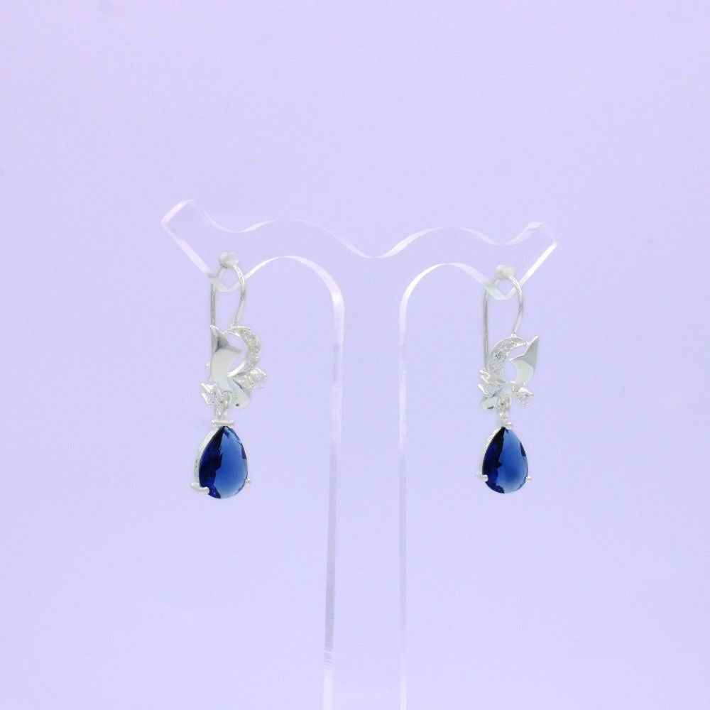 Arete Largo de Plata .925 con Diseño Elegante con Detalle de Luna Incrustado de Zirconias  mod. 1592