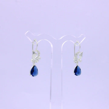 Arete Largo de Plata .925 con Diseño Elegante con Detalle de Luna Incrustado de Zirconias  mod. 1592