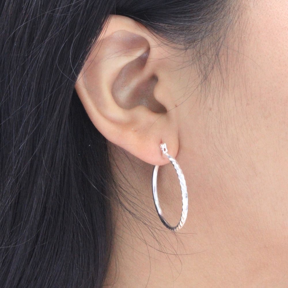 Arracada de Plata .925 Hueca con Facetado de Flecha mod. 1058