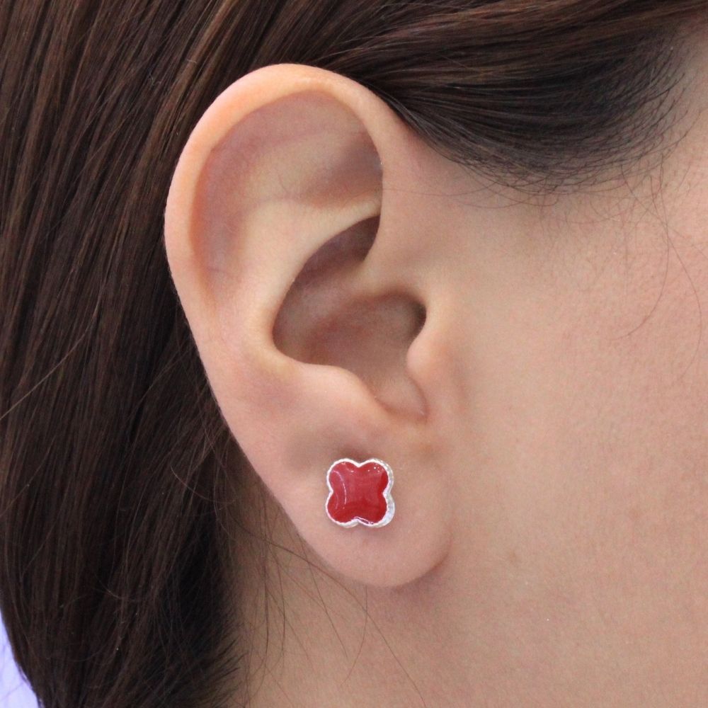 Arete de Plata .925 Elegante con Forma de Trébol Plano en Color Rojo mod. 1443
