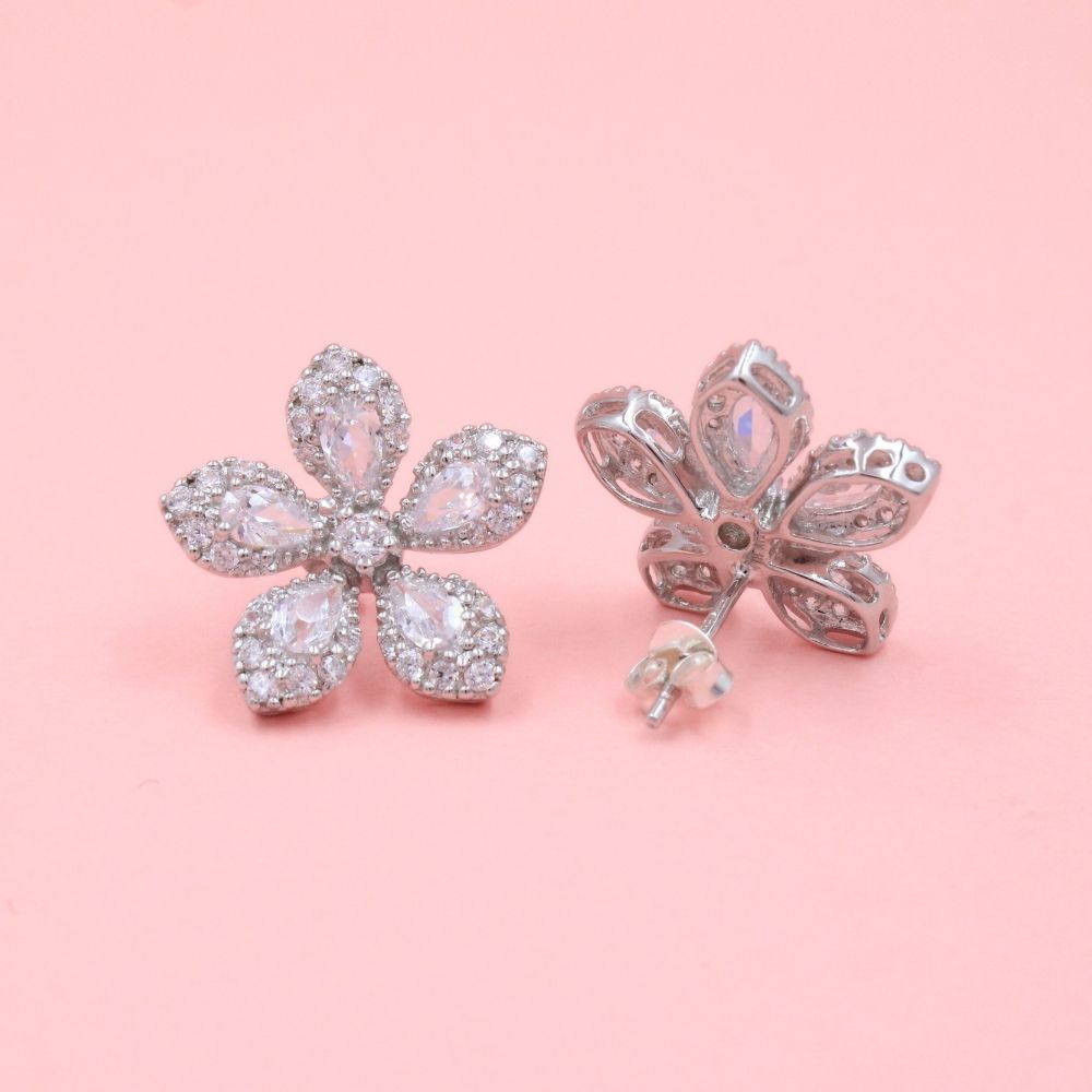 Arete con Flor Elegante de Zirconias Finas mod. 0823