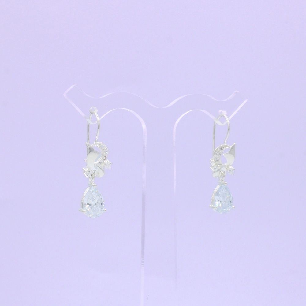 Arete Largo de Plata .925 con Diseño Elegante con Detalle de Luna Incrustado de Zirconias  mod. 1592