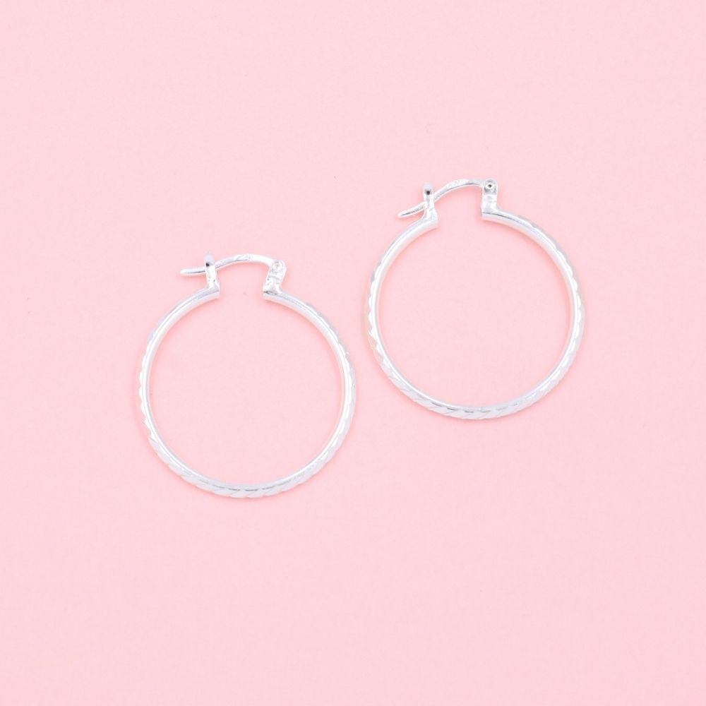 Arracada de Plata .925 Hueca con Facetado de Flecha mod. 1058