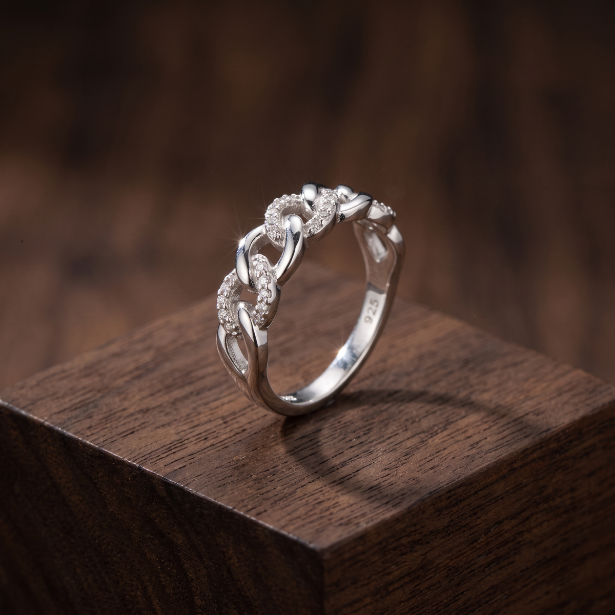 Anillo de Plata. 925 con Diseño de Cadena Delgada e Incrustación de Zirconia mod.3264