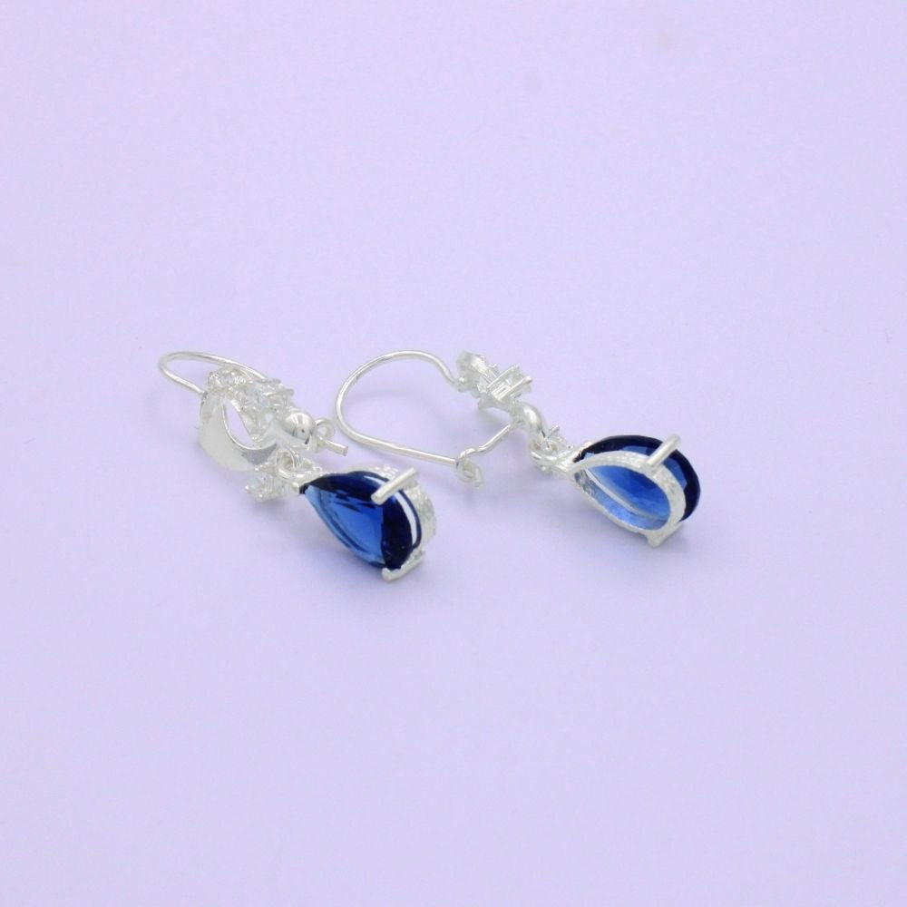 Arete Largo de Plata .925 con Diseño Elegante con Detalle de Luna Incrustado de Zirconias  mod. 1592