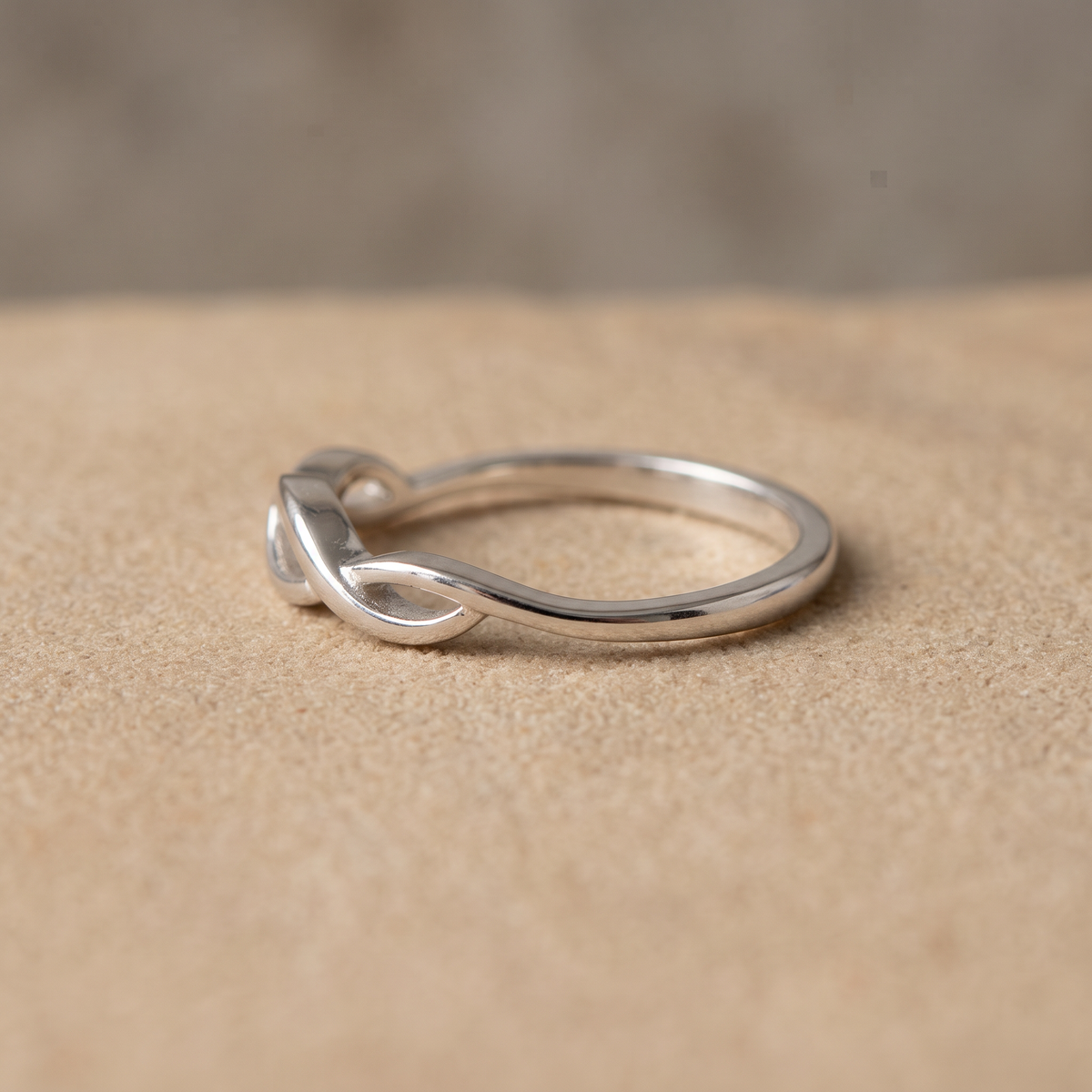 Anillo de Plata. 925 Con Diseño de Lazo Eterno y Centro de Zirconiamod.3253