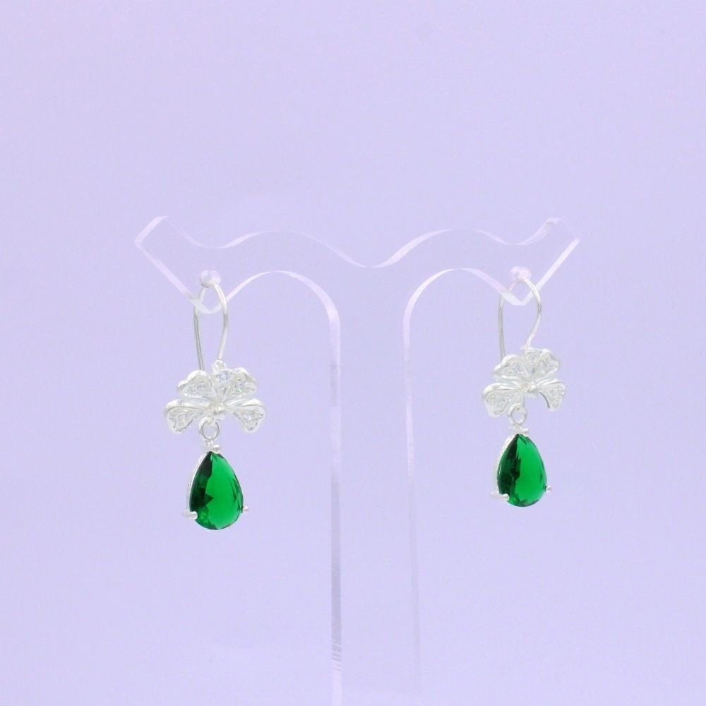 Arete Largo de Plata .925 con Diseño de Mariposa Incrustado de Zirconias mod. 1593