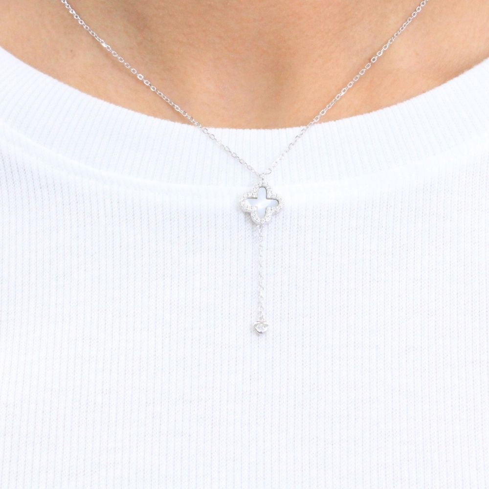 Gargantilla de Plata .925 con Trébol de Madre Perla con Colgante de Corazón Detallado con Zirconias mod. 1026