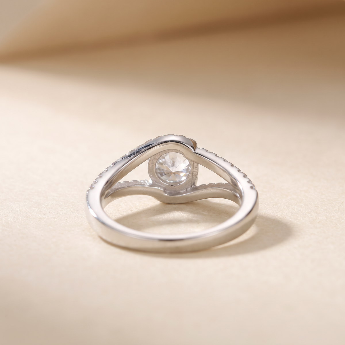 Anillo de Plata. 925  Solitario Entrelazado Elegante con Incrustación de Zirconias mod.3249