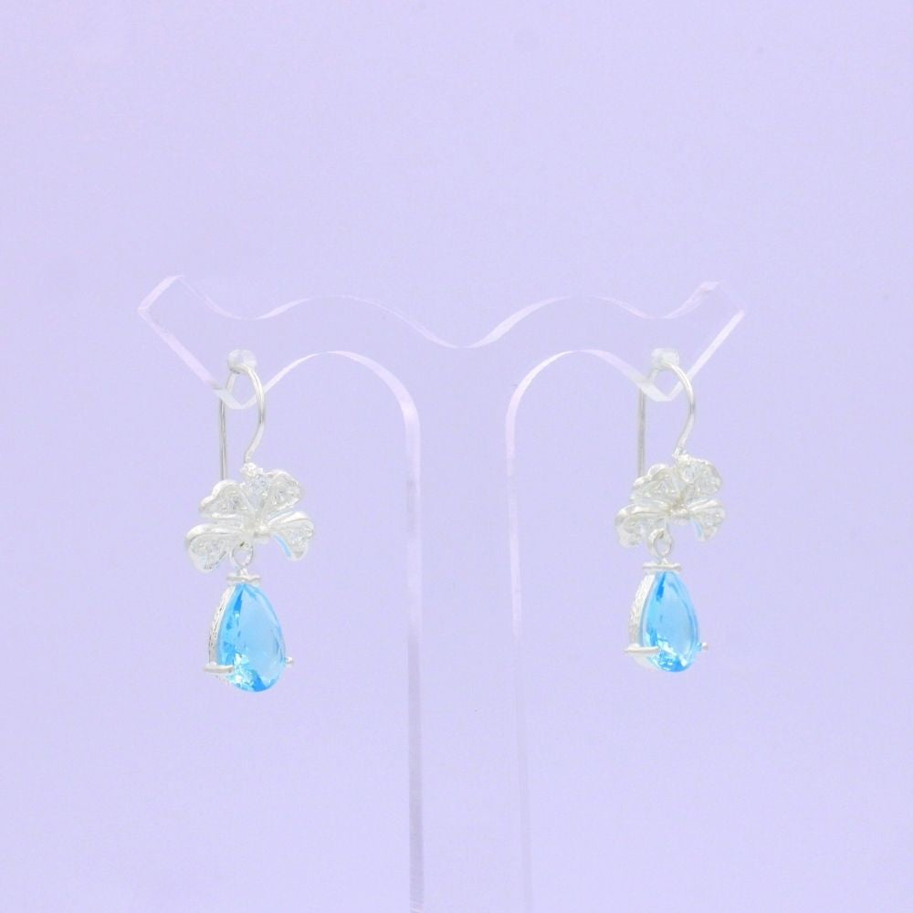 Arete Largo de Plata .925 con Diseño de Mariposa Incrustado de Zirconias mod. 1593