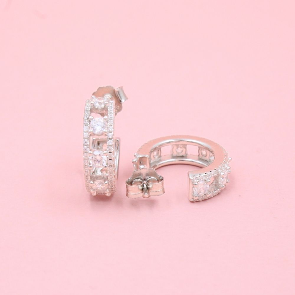 Arete de Plata .925 Estilo Grapa con Incrustación Zirconias mod. 1083