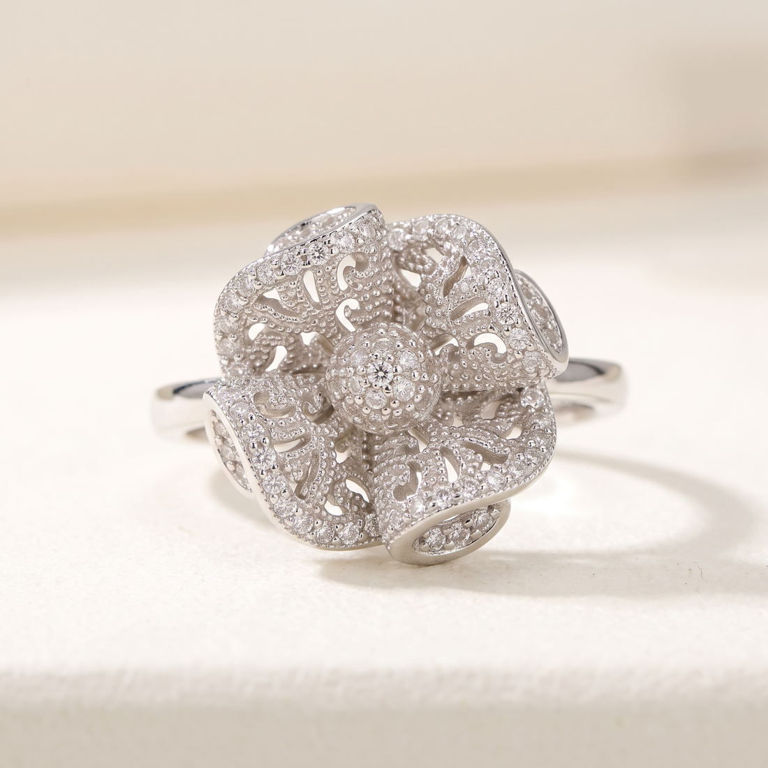 Anillo de Plata. 925 de Flor Ondeada Brillante mod.3257