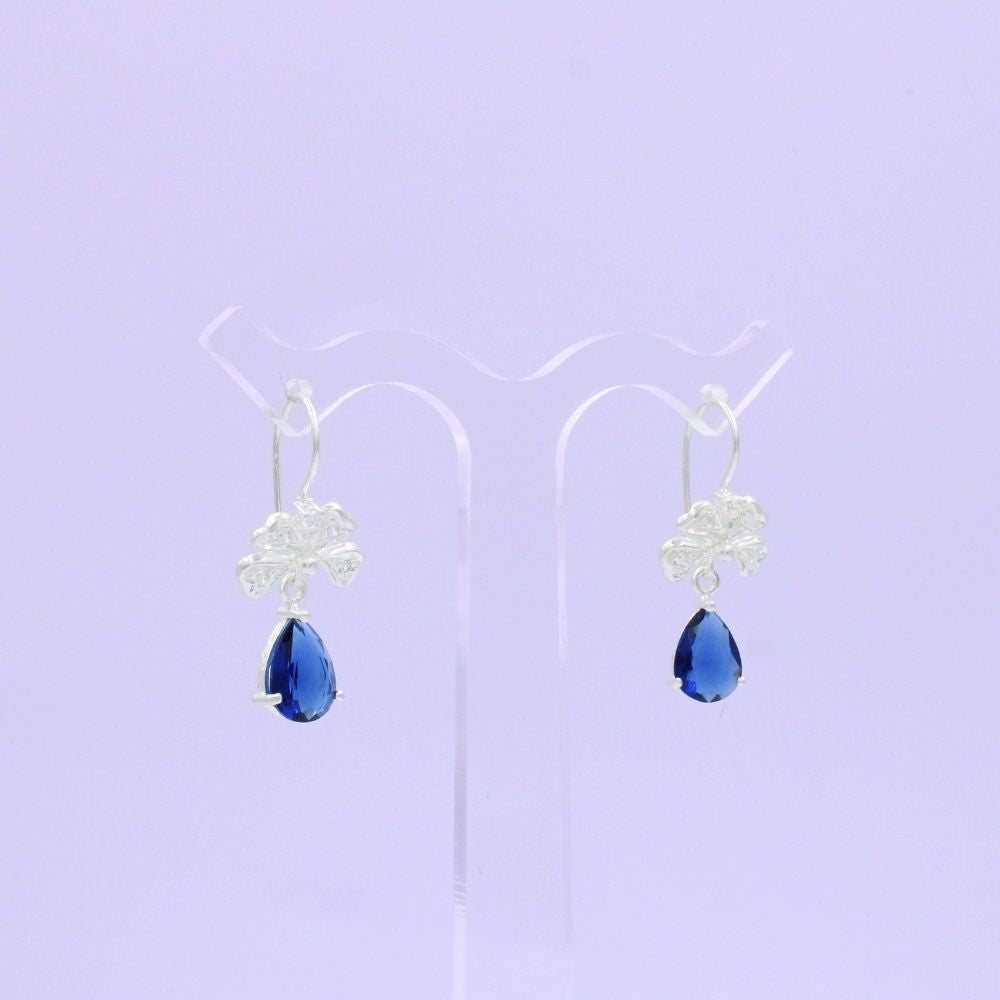 Arete Largo de Plata .925 con Diseño de Mariposa Incrustado de Zirconias mod. 1593